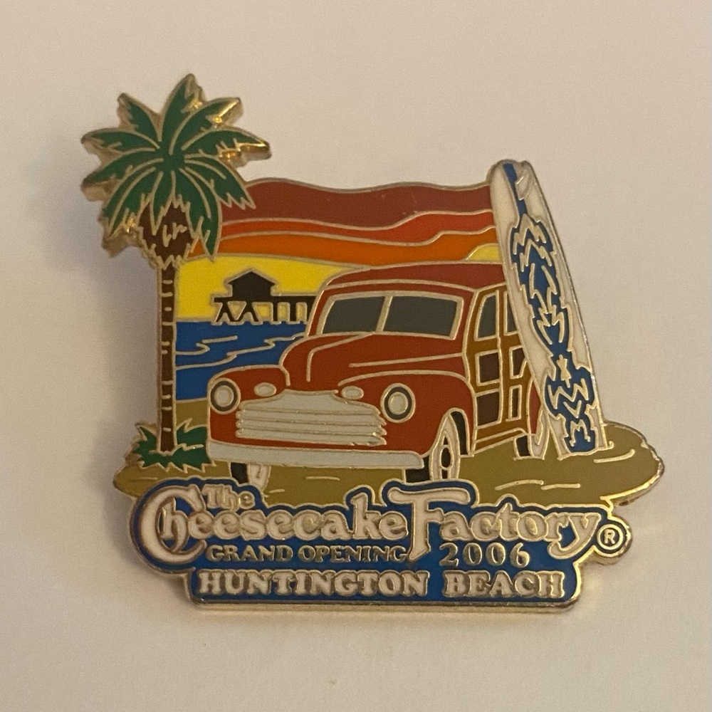 💥The Cheesecake Factory Grand Opening 2006 Huntington Beach CA LE lapel pin